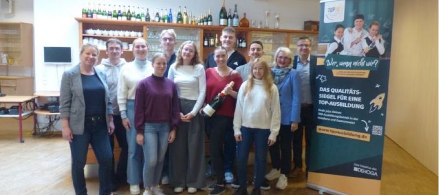 Die DEHOGA-Referentinnen und Schulleiter Käser mit den Teilnehmern der Akademie junger Gastronomen - Foto: BSZ Erding