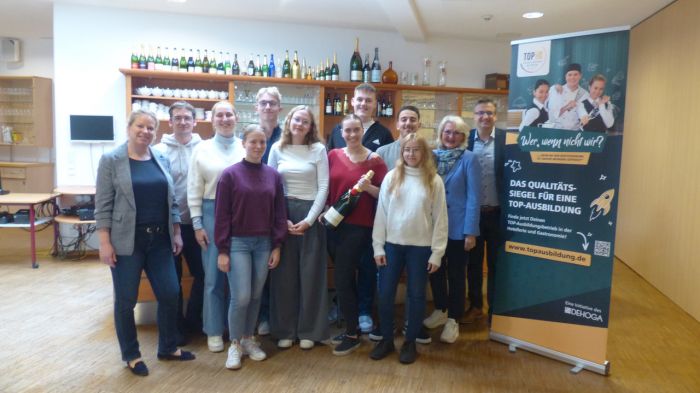 Die DEHOGA-Referentinnen und Schulleiter Käser mit den Teilnehmern der Akademie junger Gastronomen - Foto: BSZ Erding