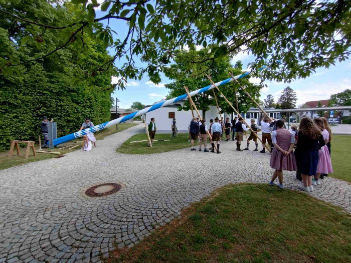 Traditionelles Maibaumaufstellen - Foto: BSZ